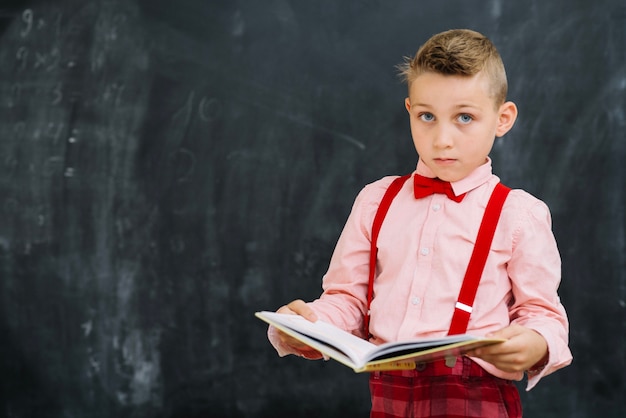 Foto grátis menino elegante com livro