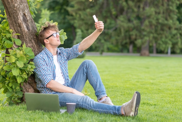 Menino escola, levando, selfie, parque