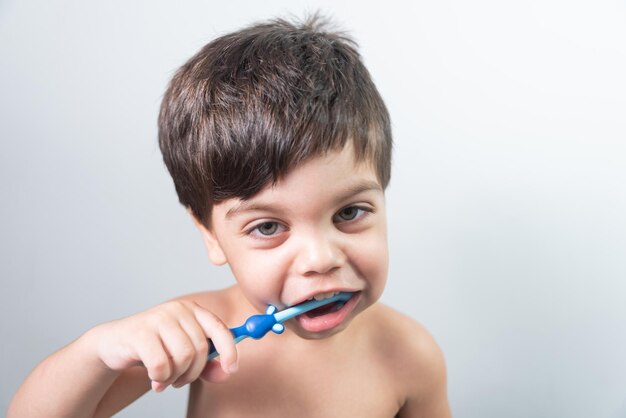 Menino escovando os dentes