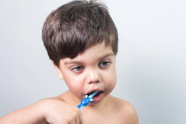 Menino escovando os dentes