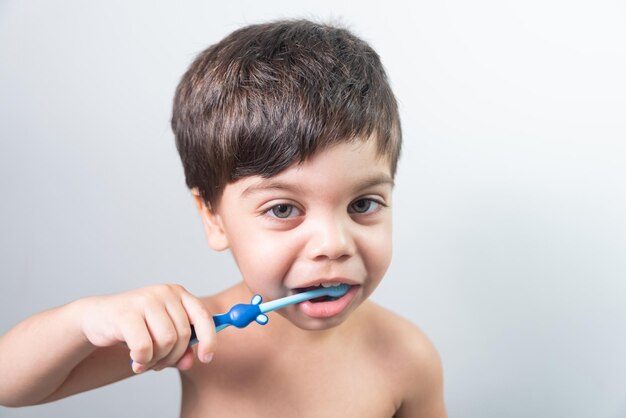 Menino escovando os dentes