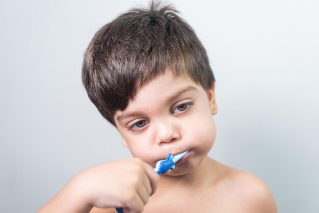 Menino escovando os dentes