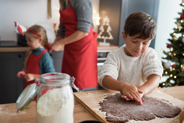 Menino fazendo biscoitos de gengibre durante o natal