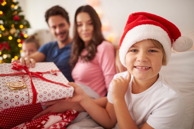 Menino feliz com a família na época do Natal