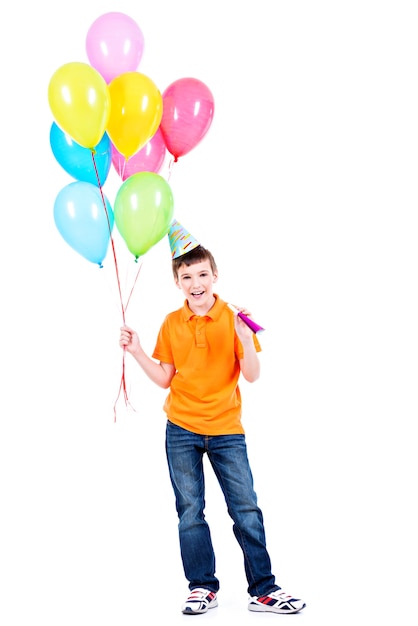 Menino feliz e sorridente com uma camiseta laranja segurando balões coloridos - isolado em um branco