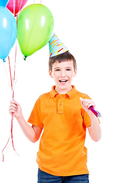 Menino feliz e sorridente em t-shirt laranja segurando balões coloridos - isolados em um branco.