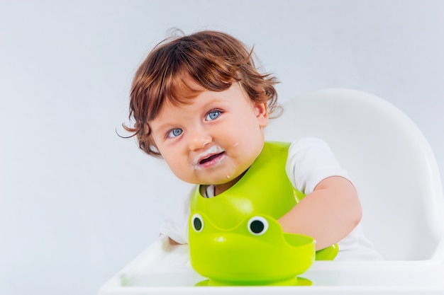 Foto grátis menino feliz sentado e comendo