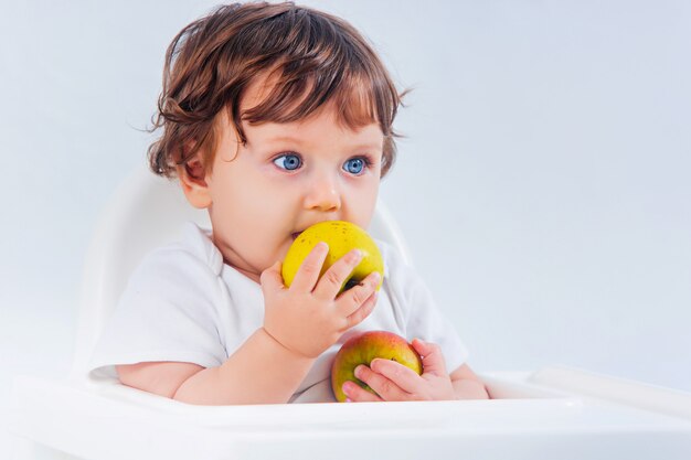 Menino feliz sentado e comendo