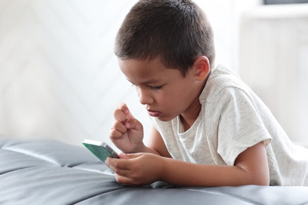 Menino fofo usando smartphone