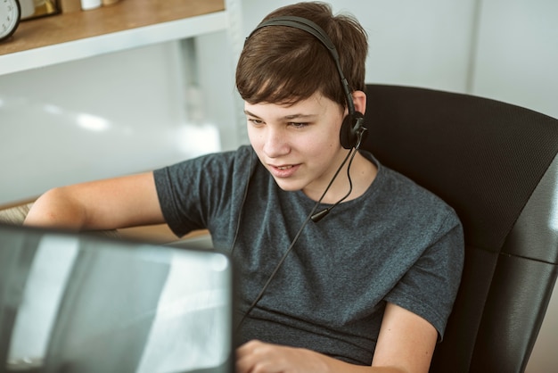 Menino jogando um jogo online com seus amigos