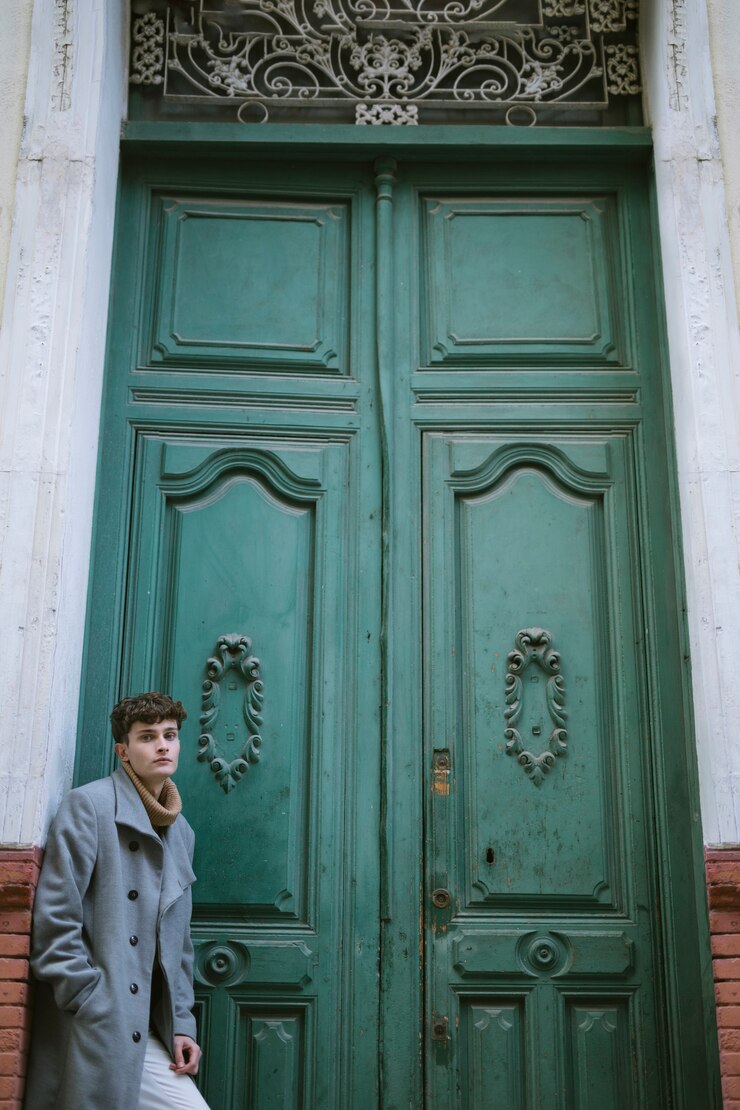 Foto grátis menino jovem, perto, um, grande, porta frente