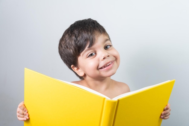 Menino lendo livro amarelo