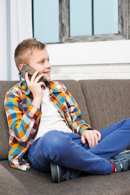 Menino, ligado, sofá, fazendo telefonema