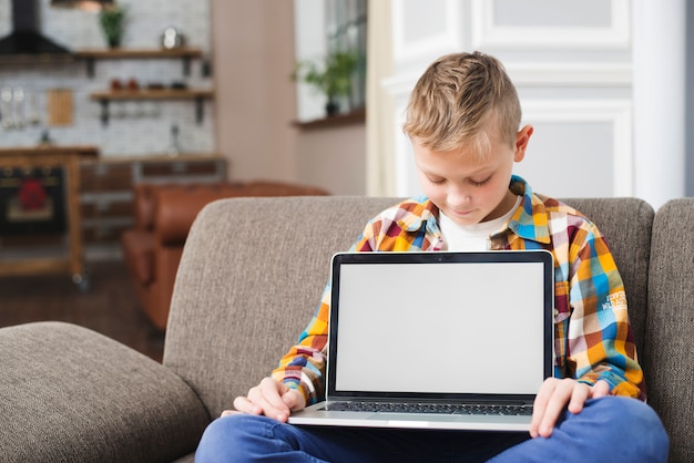 Menino, ligado, sofá, mostrando, laptop, tela