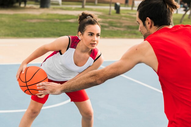 Menino menina, basquetebol jogo