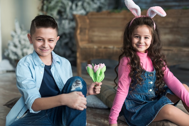 Foto grátis menino menina, em, orelhas coelho, com, tulips