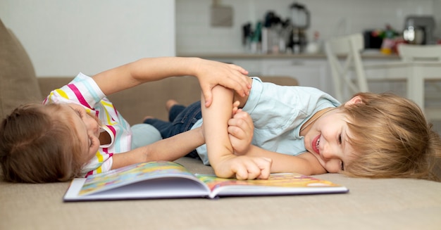 Menino menina, tocando, enquanto, leitura