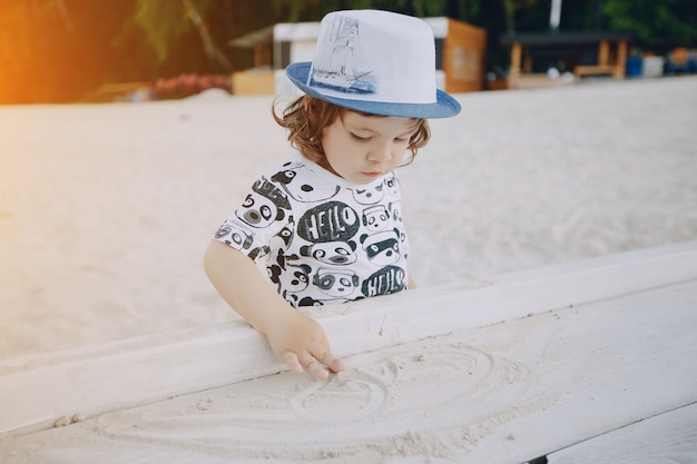 Foto grátis menino na praia