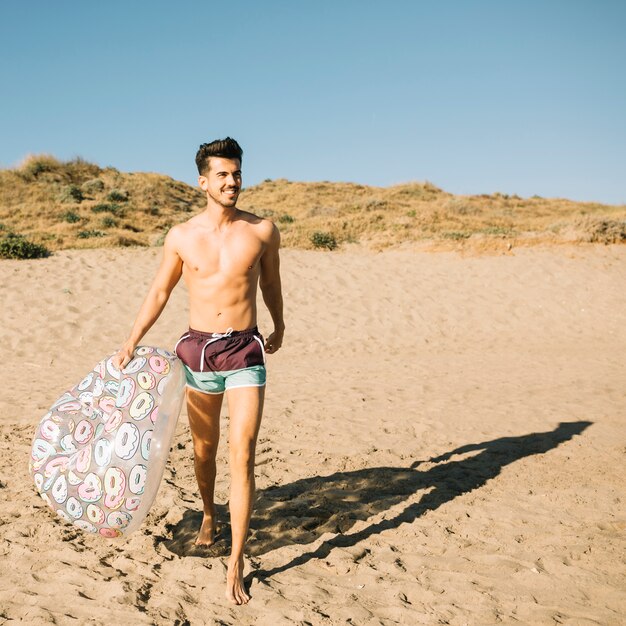 Menino na praia