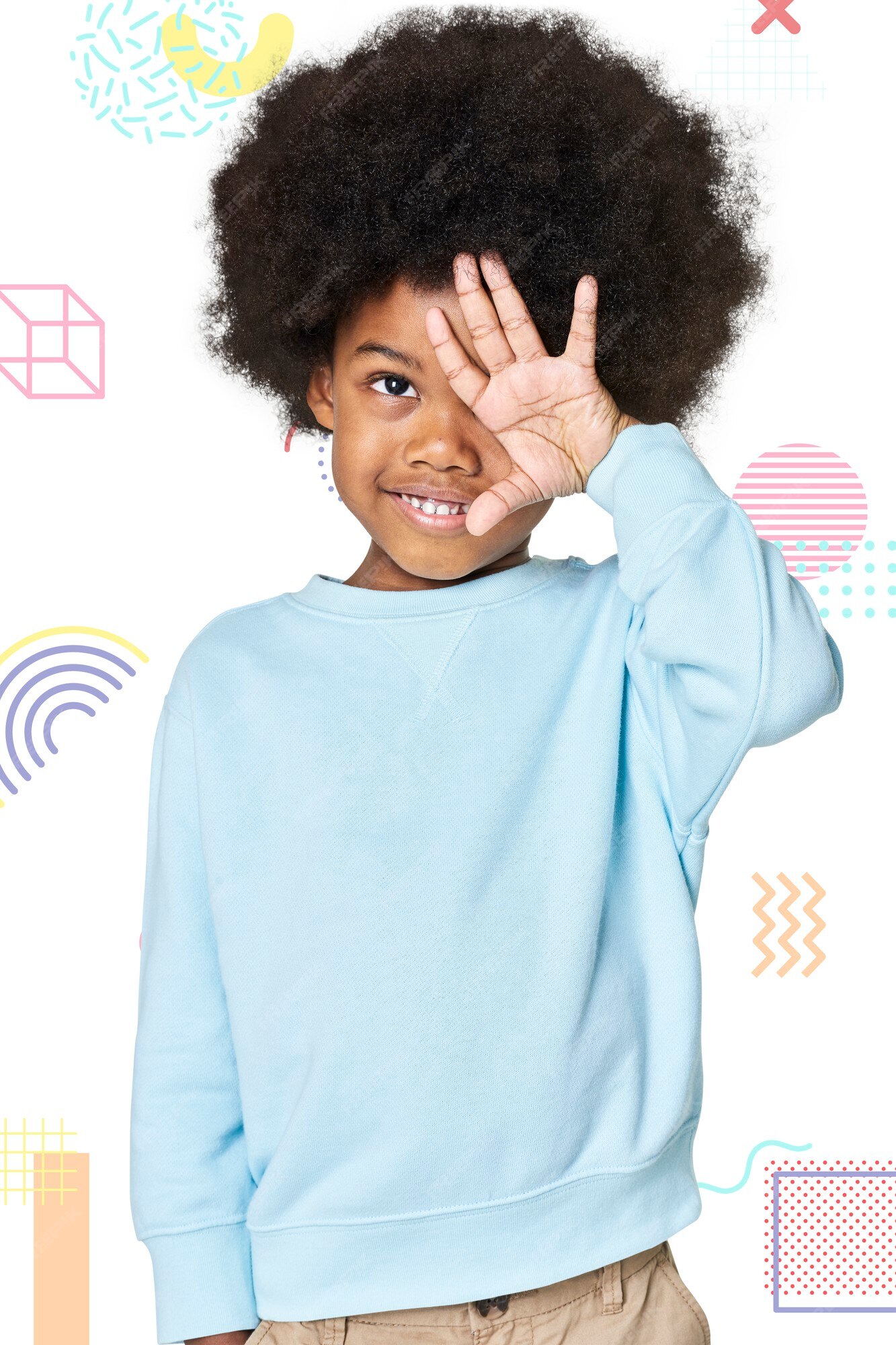 Garoto Negro Fecha Retrato De Sorriso Alegre Em Uma Camisa Azul Com  Suspensórios Brincadeira Afro-americana Nas Crianças Imagem de Stock -  Imagem de preto, afro: 152146495