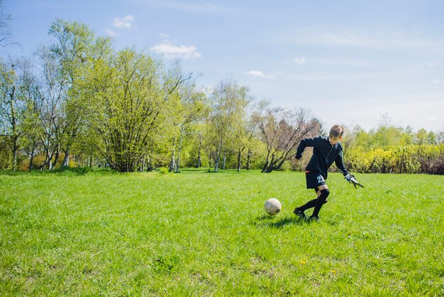 Menino olhando a bola atentamente