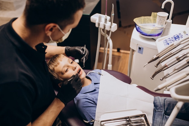 Menino paciente no dentista