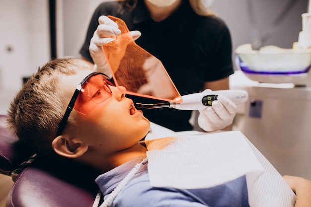 Menino paciente no dentista