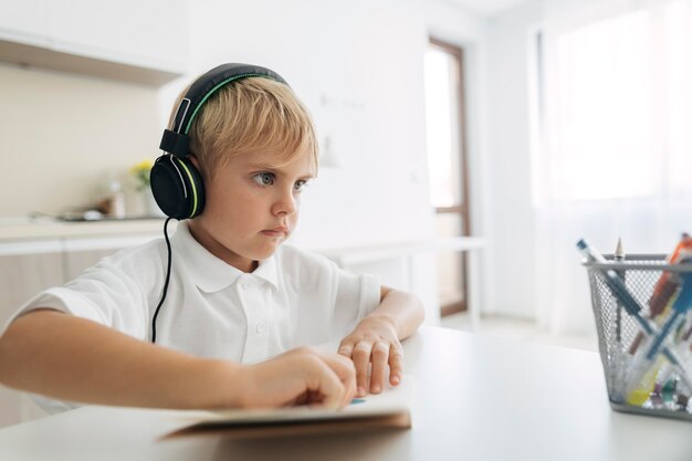 Menino prestando atenção nas aulas online