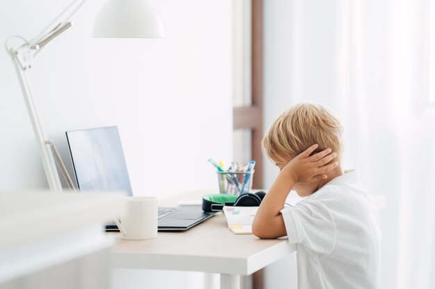 Menino prestando atenção nas aulas online