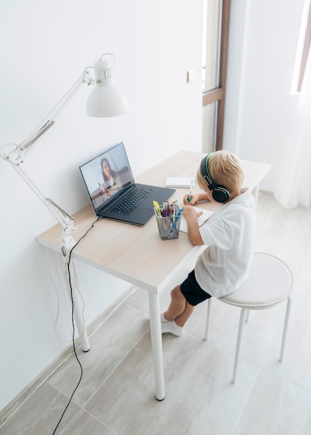 Foto grátis menino prestando atenção nas aulas online