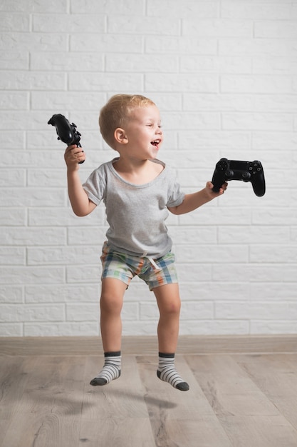 Menino saiu pulando e segurando o joystick