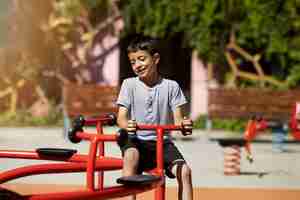 Foto grátis menino se divertindo no playground