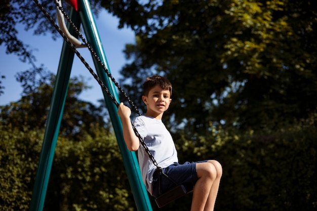 Foto grátis menino se divertindo no playground