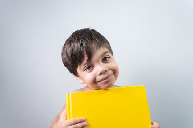 Menino segurando o livro amarelo