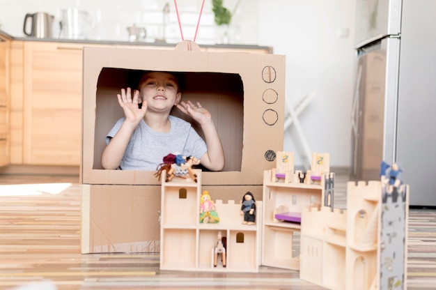 Foto grátis menino sorridente brincando com castelo