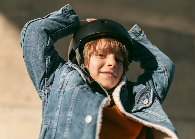 Menino sorridente com capacete de segurança para andar de bicicleta