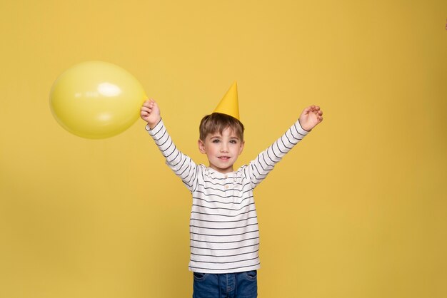 Menino sorridente isolado em amarelo