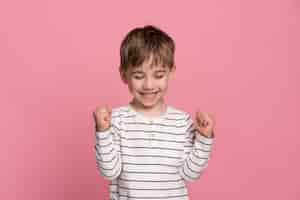 Foto grátis menino sorridente isolado em rosa