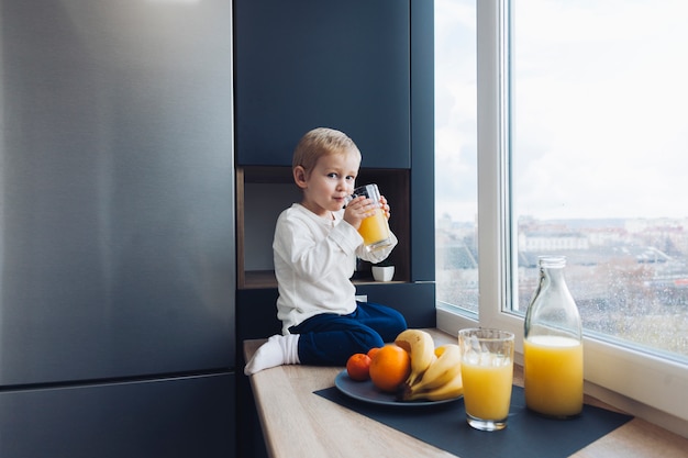 Menino, tendo, pequeno almoço