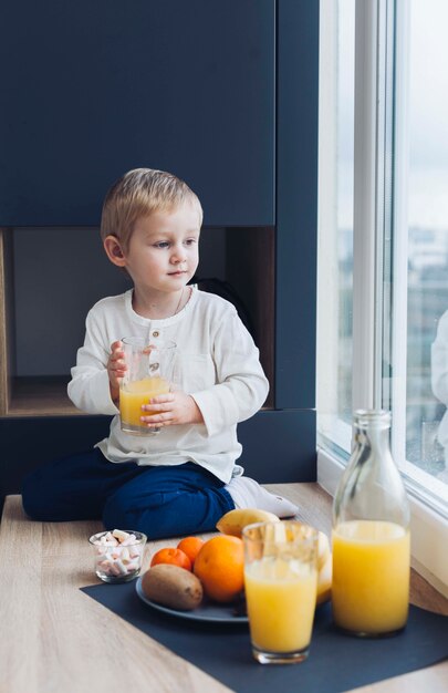 Menino, tendo, pequeno almoço