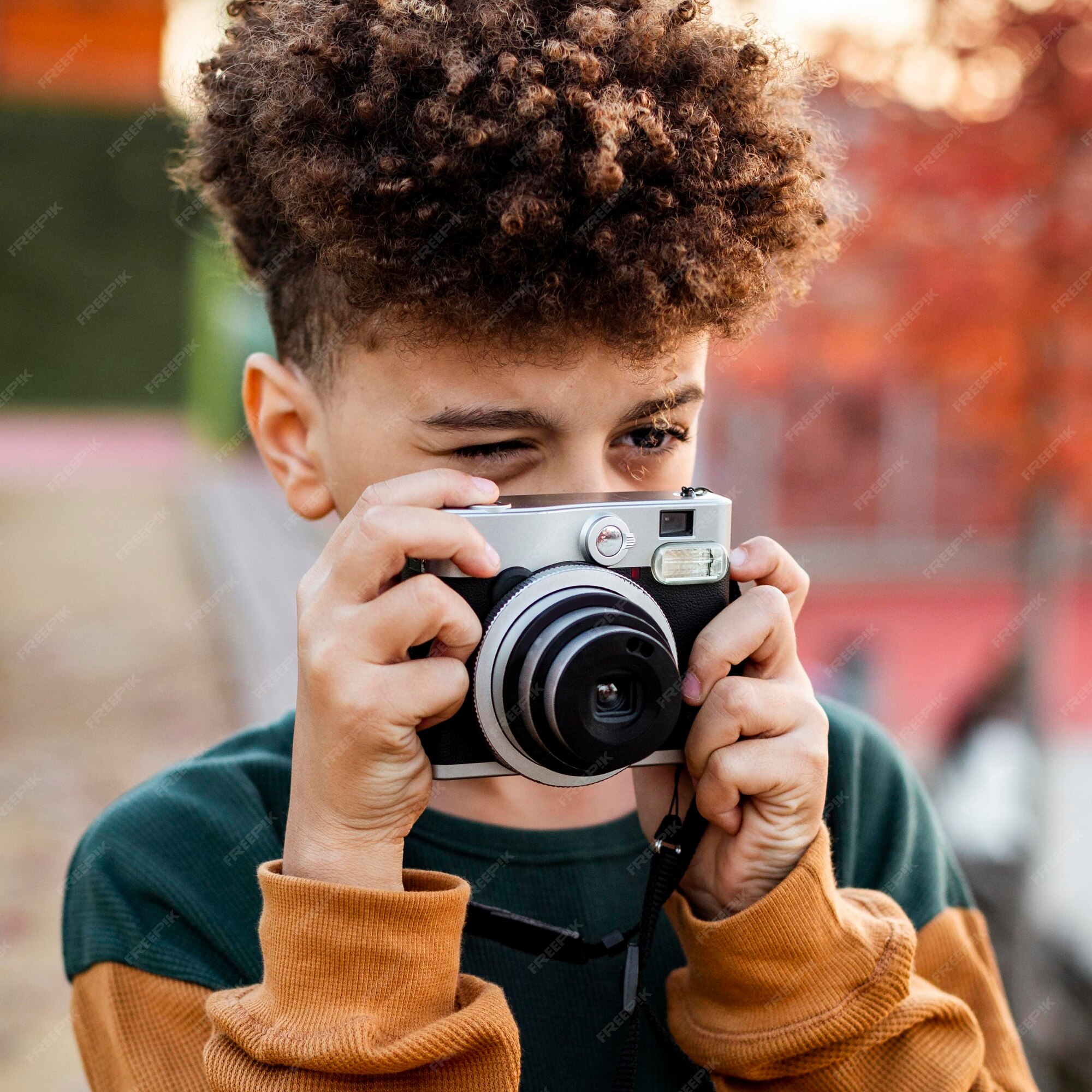 O Garoto Se Chama E Se Apresenta Em Uma Câmera Móvel No Estúdio Para Baixar  E Assistir Vídeos Engraçados Foto de Stock - Imagem de sorriso, grelhas:  232500762