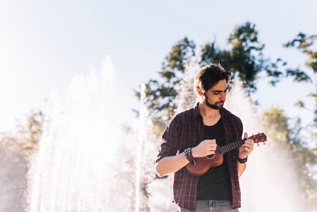 Menino, tocando, a, ukelele