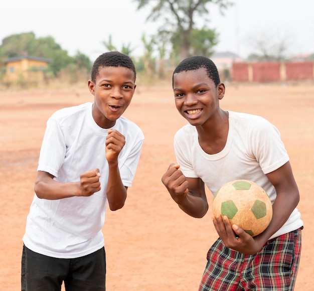 Foto grátis meninos africanos com bola de futebol