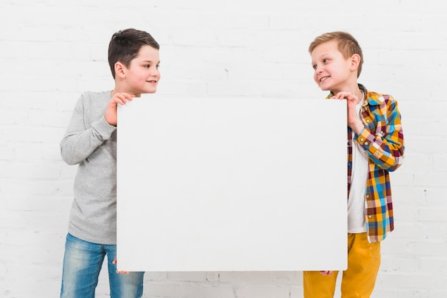 Foto grátis meninos, apresentando, grande, tábua