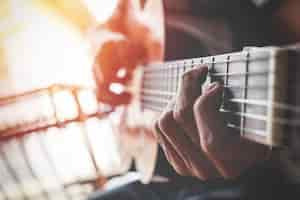 Foto grátis meninos com um violão