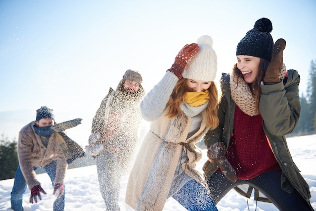 Foto grátis meninos contra meninas na luta de bolas de neve