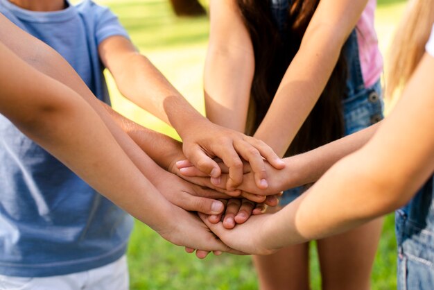 Meninos e meninas, juntando as mãos