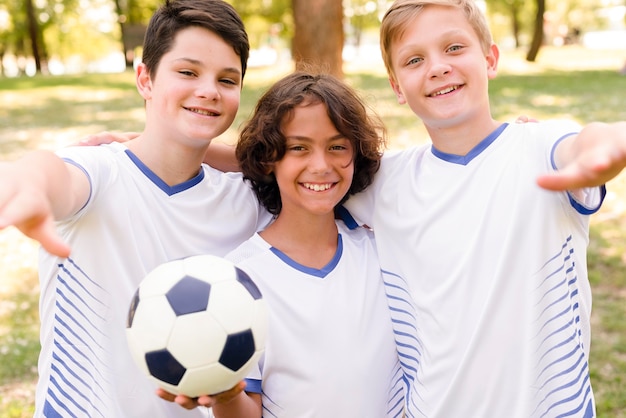 Meninos em roupas esportivas posando ao ar livre