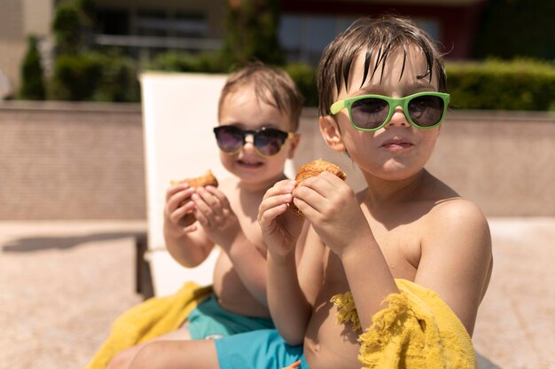 Meninos na piscina comendo