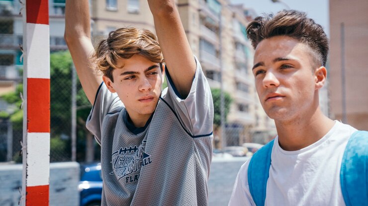 Foto grátis meninos no campo de jogos
